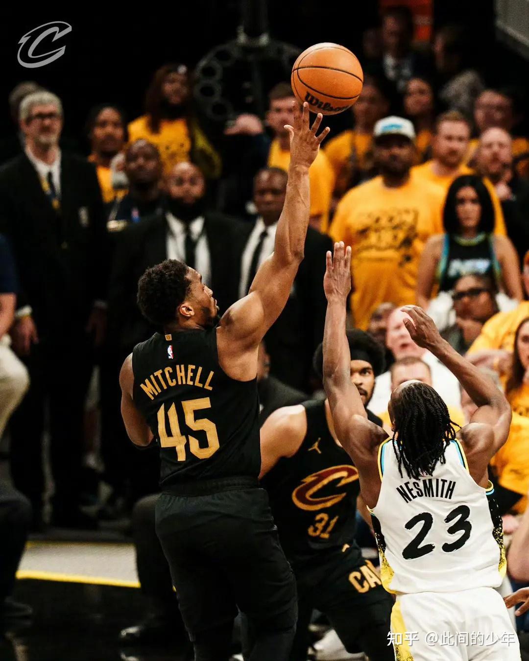 骑士横扫广东队，米切尔高光表现