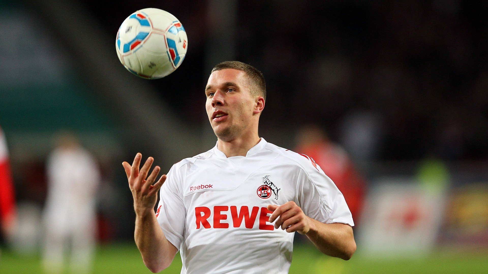 爱游戏体育-西甲德比与CBA爆冷，体育如何成为时代情绪的镜像？